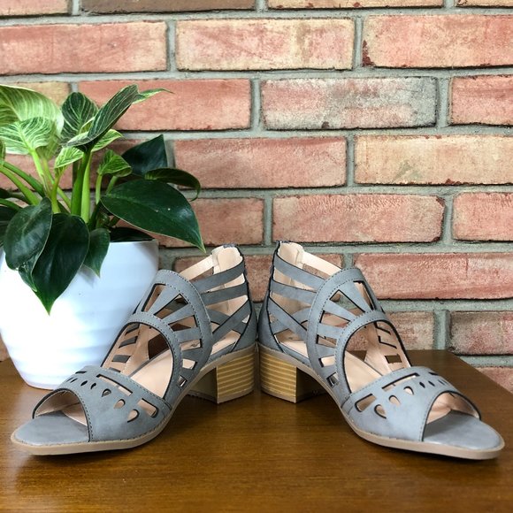 New Journee Collection Dexy Laser Cut Sandal - Picture 6 of 10